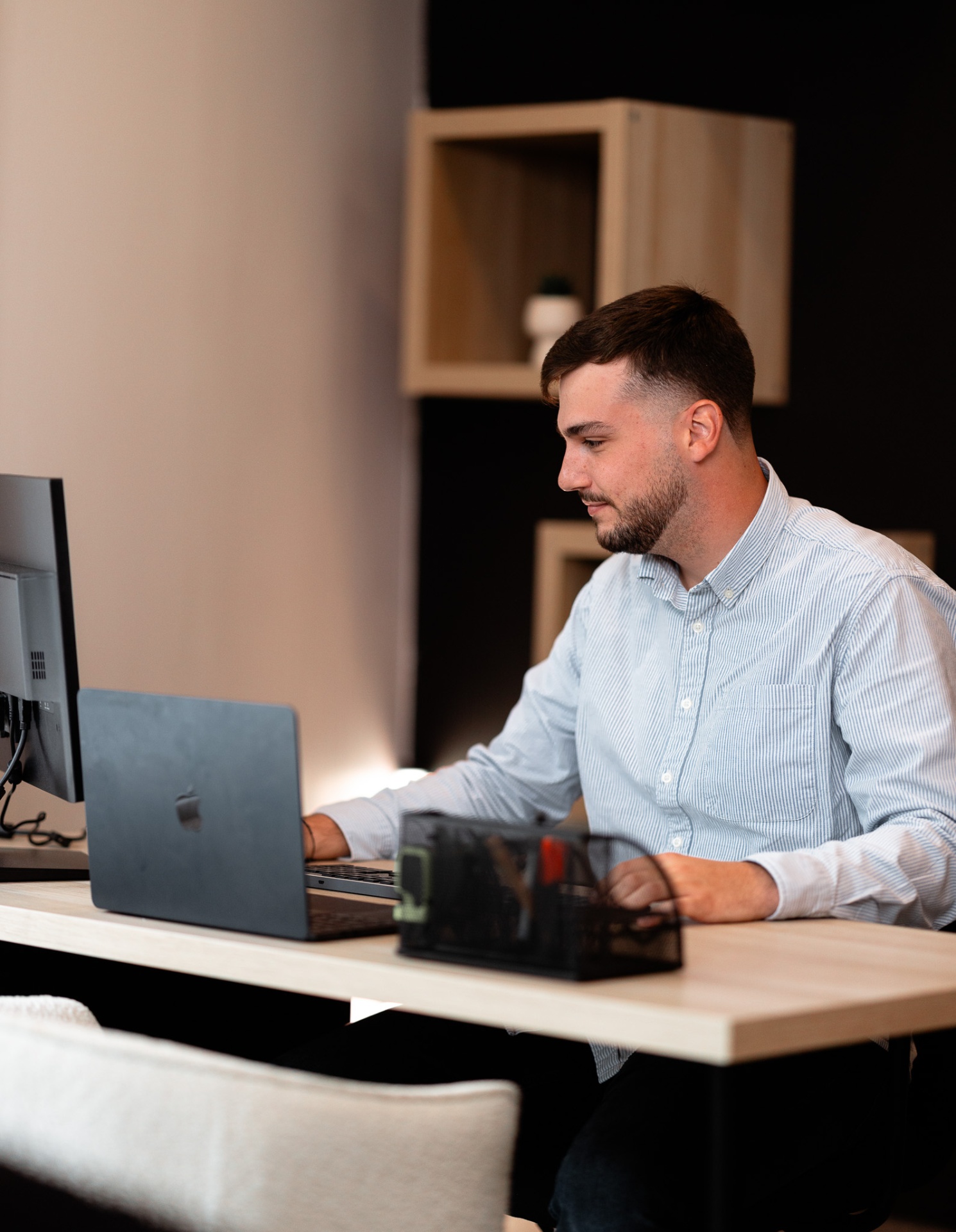 Préparation d'un dossier au bureau de l'agence