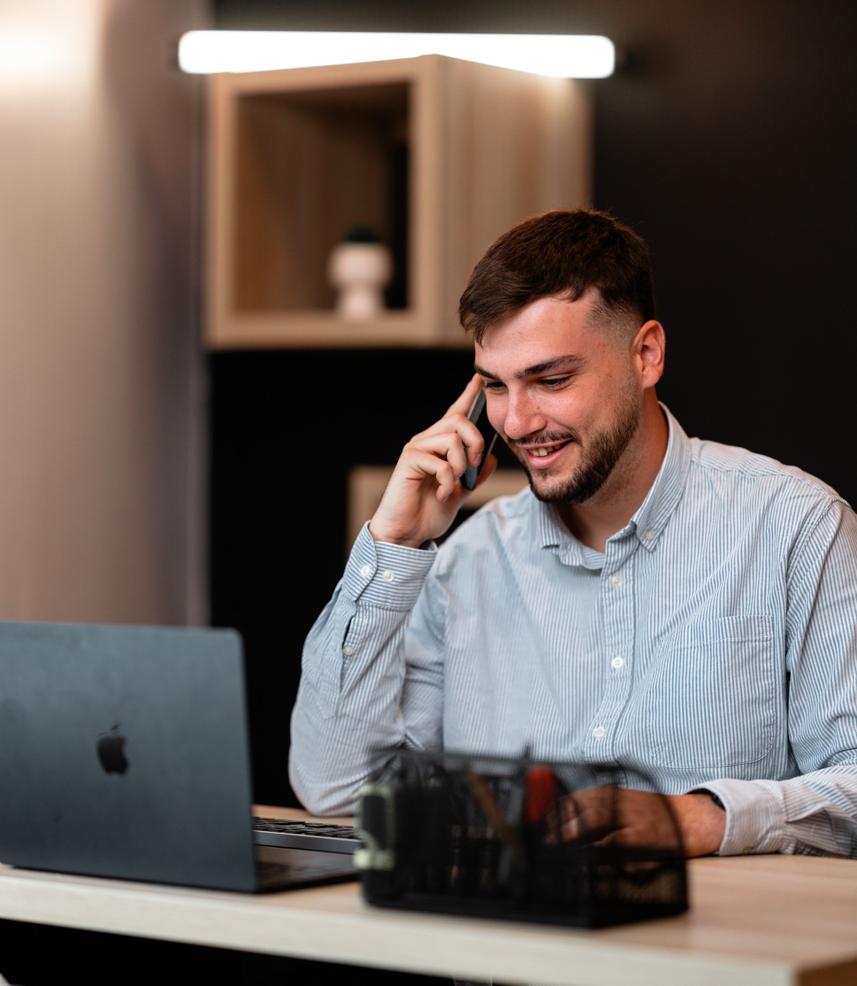 Échange téléphonique avec un client de l'agence